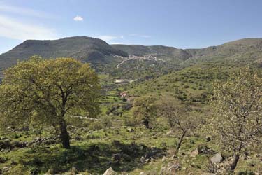 Vulkanlandschaft auf Lesvos mit dem Bergdorf Agra