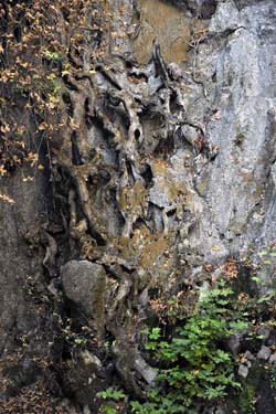 Die Skulptur des Klapados-Wasserfalls